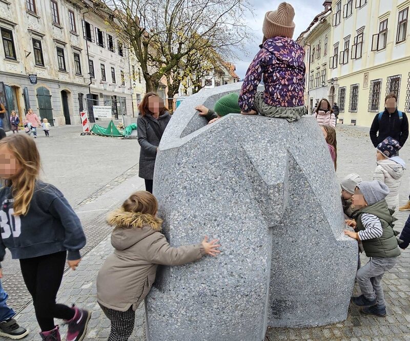 Igriva skulptura na Placu